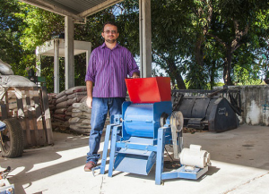 Pesquisador Francisco Ronaldo Belem Fernandes integrou equipe do Departamento de Engenharia Agrícola que desenvolveu máquina fatiadora de palma, cujo regstro de patente foi requerido (Foto: Ribamar Neto/UFC)