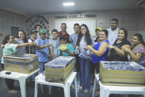Integrantes do projeto junto com trabalhadores rurais de Forquilha para apresentação de forno solar (Foto: Divulgação)